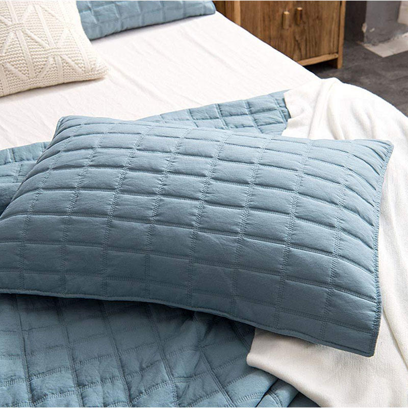 What effect does the fiber structure of a polyester microfiber pillowcase have on it?